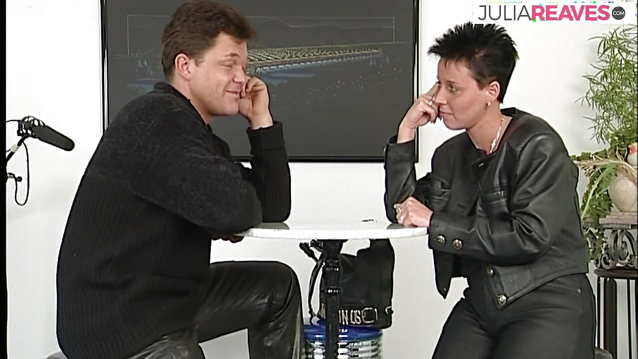 בייב סקסית מתכופפת בזמן שהיא נדפקת עם דילדו