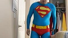 Superman si veste e si avvia