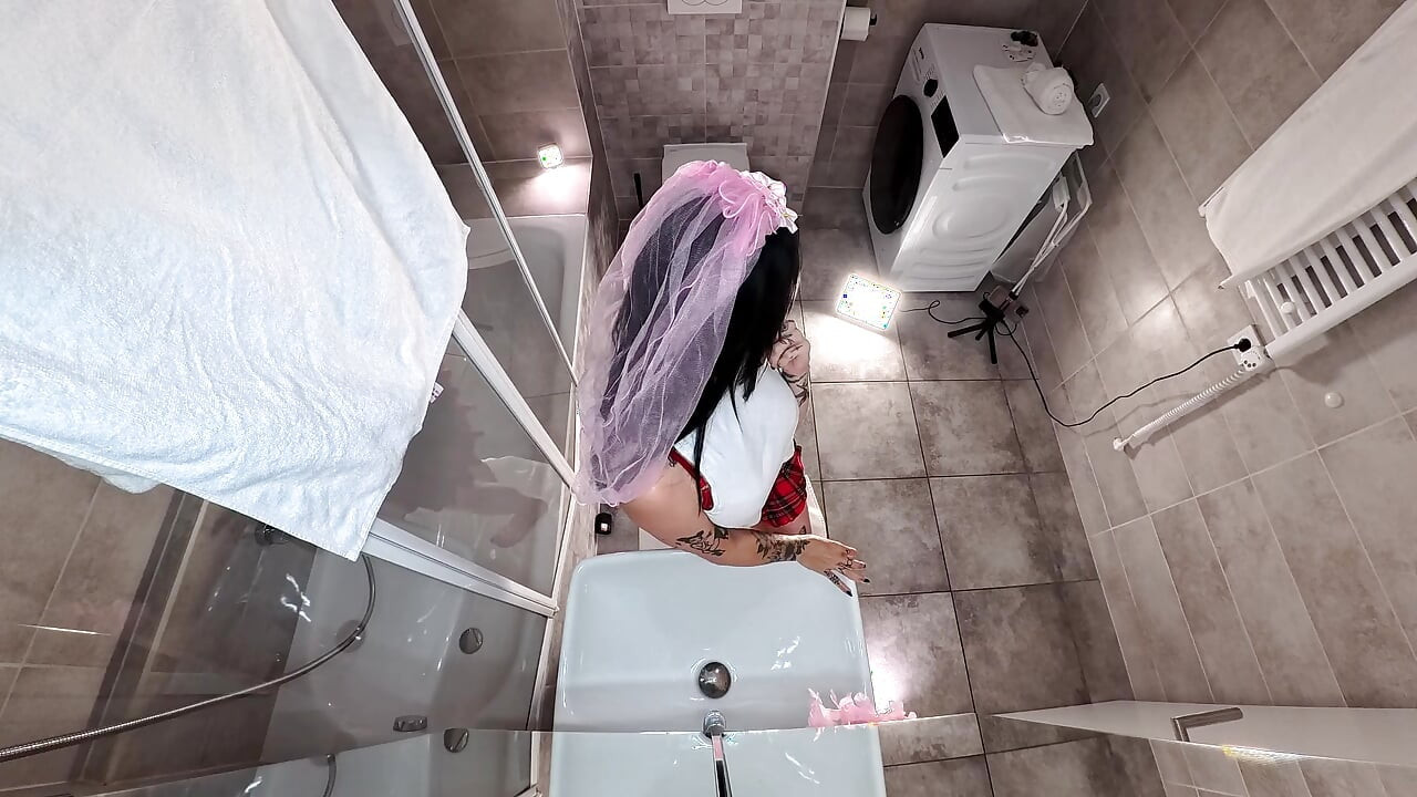 Hermosa morena con grandes tetas en el baño toma su tanga de satén rojo para mostrar su apretado coño carnoso y culo desnudo