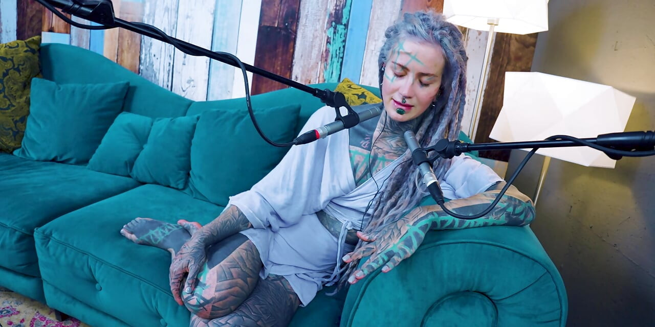 Eu falo sobre U - desconfortável - asmr podcast SFW falando gótica magrinha menina dreadlocks tatuagem modelo tatuada menina