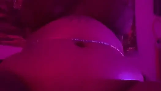 Чернокожая скачет на дилдо соло