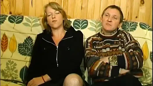 Videoda hediyelik eşya isteyen saf amatör bir çift