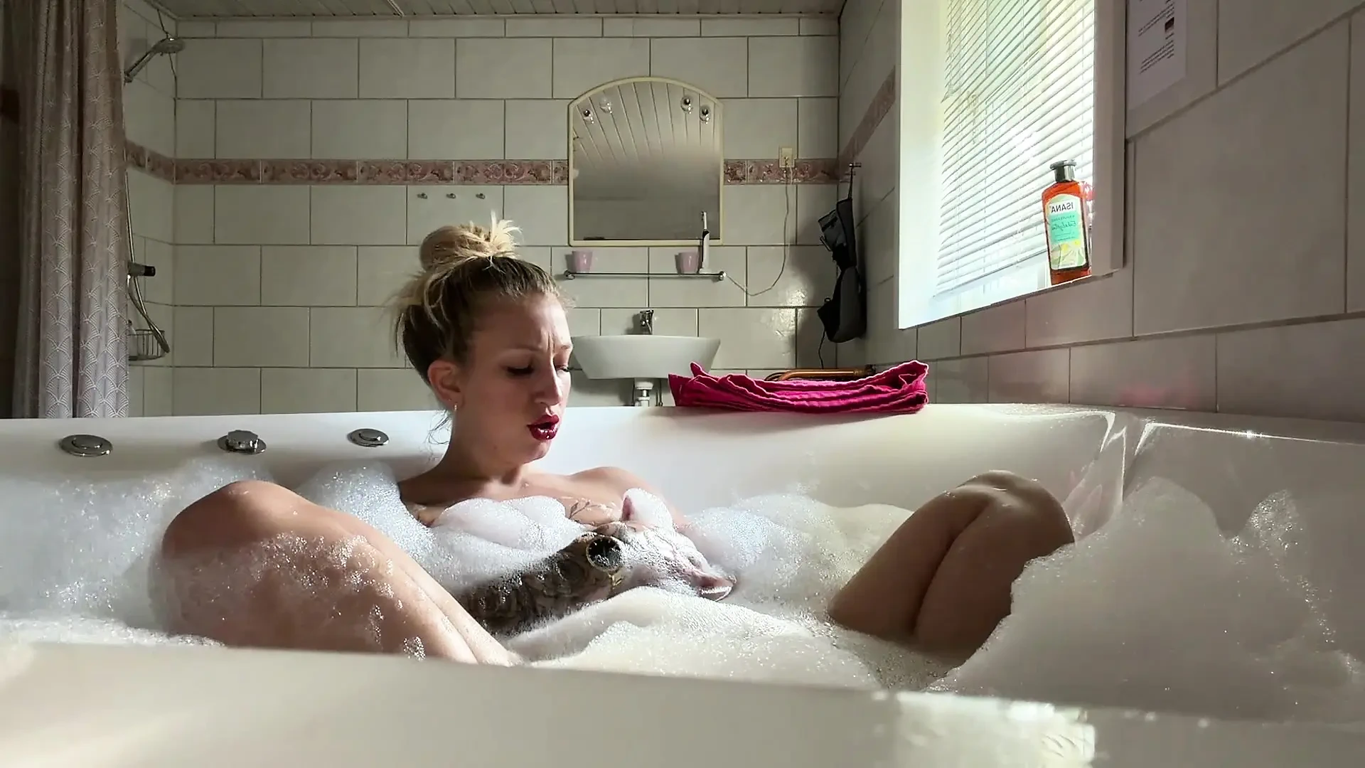 in der badewanne befriedigen EmilyAdaireTS main image 1