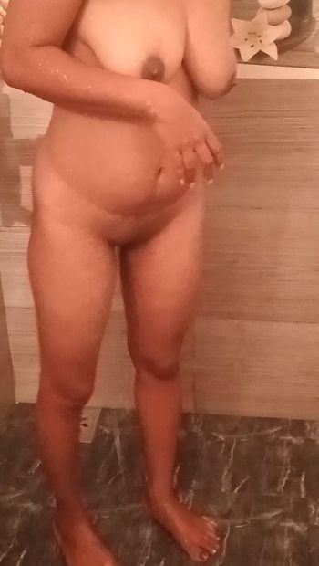 Esposa sexy traindo tomando banho
