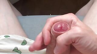 Penisul meu netăiat împroașcă o încărcătură uriașă de spermă în lenjerie intimă