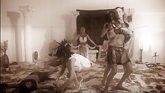 Gli stalloni dei soldati romani scopano un gruppo di lussuriose puttane mezze nude