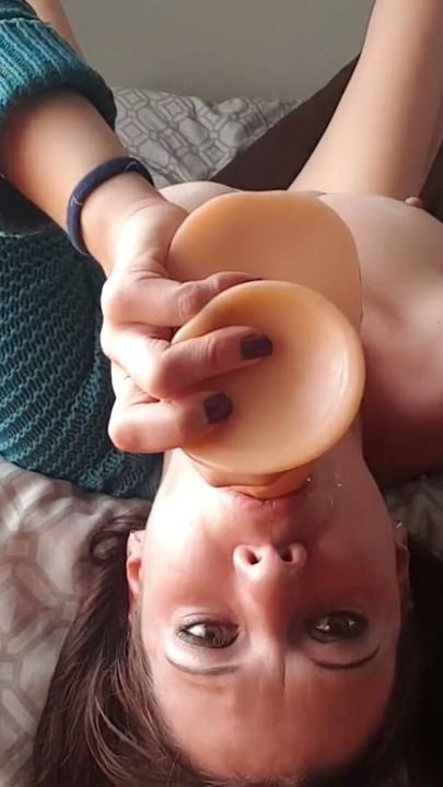 Chuda dziewczyna robi bardzo niechlujny, głęboki deepthroat swoim gardłem dildo | Klip 1