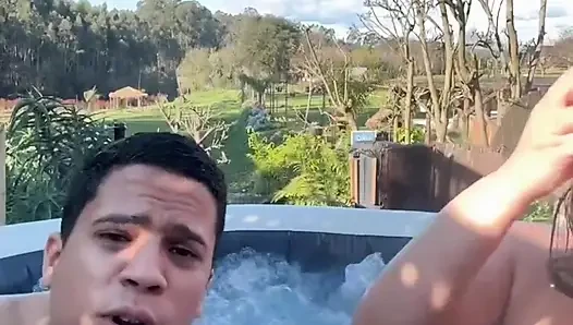 Outdoor-sex Mit Einer Heißen Blonden MILF in Einem Whirlpool - Whirlpool