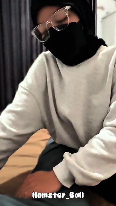 Büyük yarağımı tuttuğu için şok olan üvey kız kardeşim | Klip 1