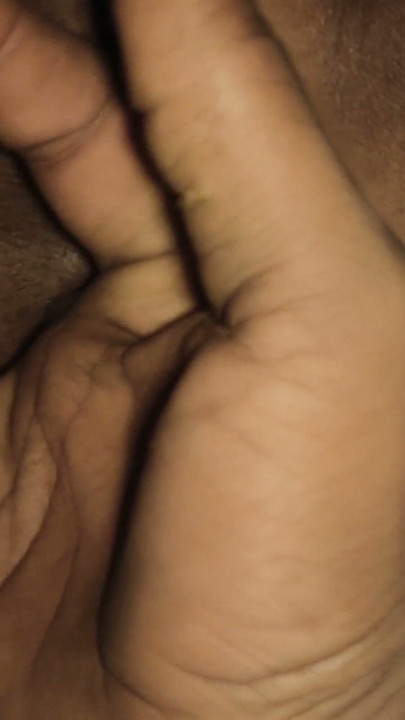The husband fingered his wife's pussy or squirted water from her pussy. | Clip 1