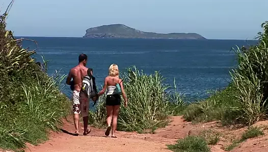 Пара встречает незнакомца на пляже и занимается сексом с ним, где угодно