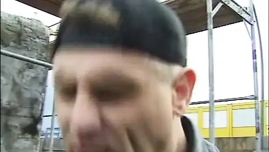 Tante seksi amatir dientot habis-habisan sama kontol besar di lokasi konstruksi