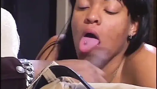 Сексуальная черная девушка с большими сиськами на большом черном хуе