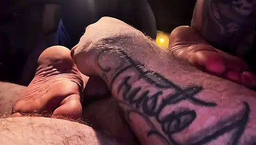 Горячая рыжая дает большой белый член лучшая подошва с огромной спермой на подошвах.