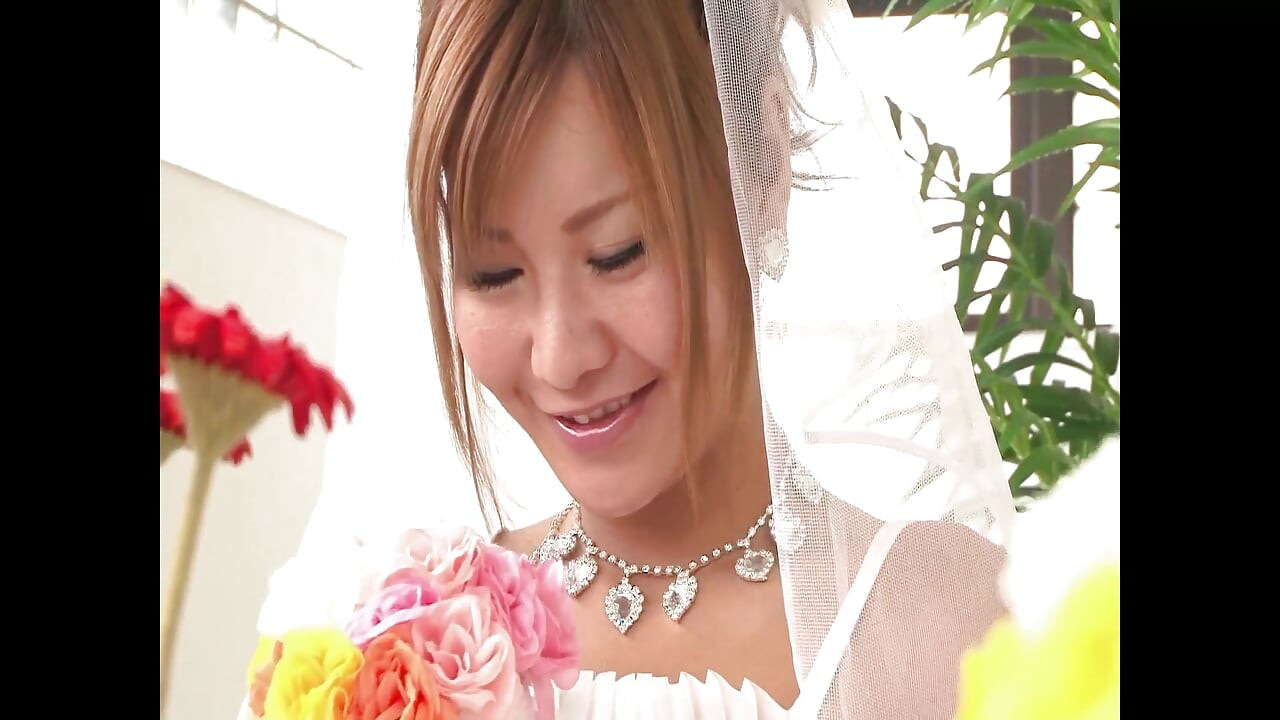 Cô dâu nứng trong chiếc váy cưới được chơi tập thể mạnh bạo