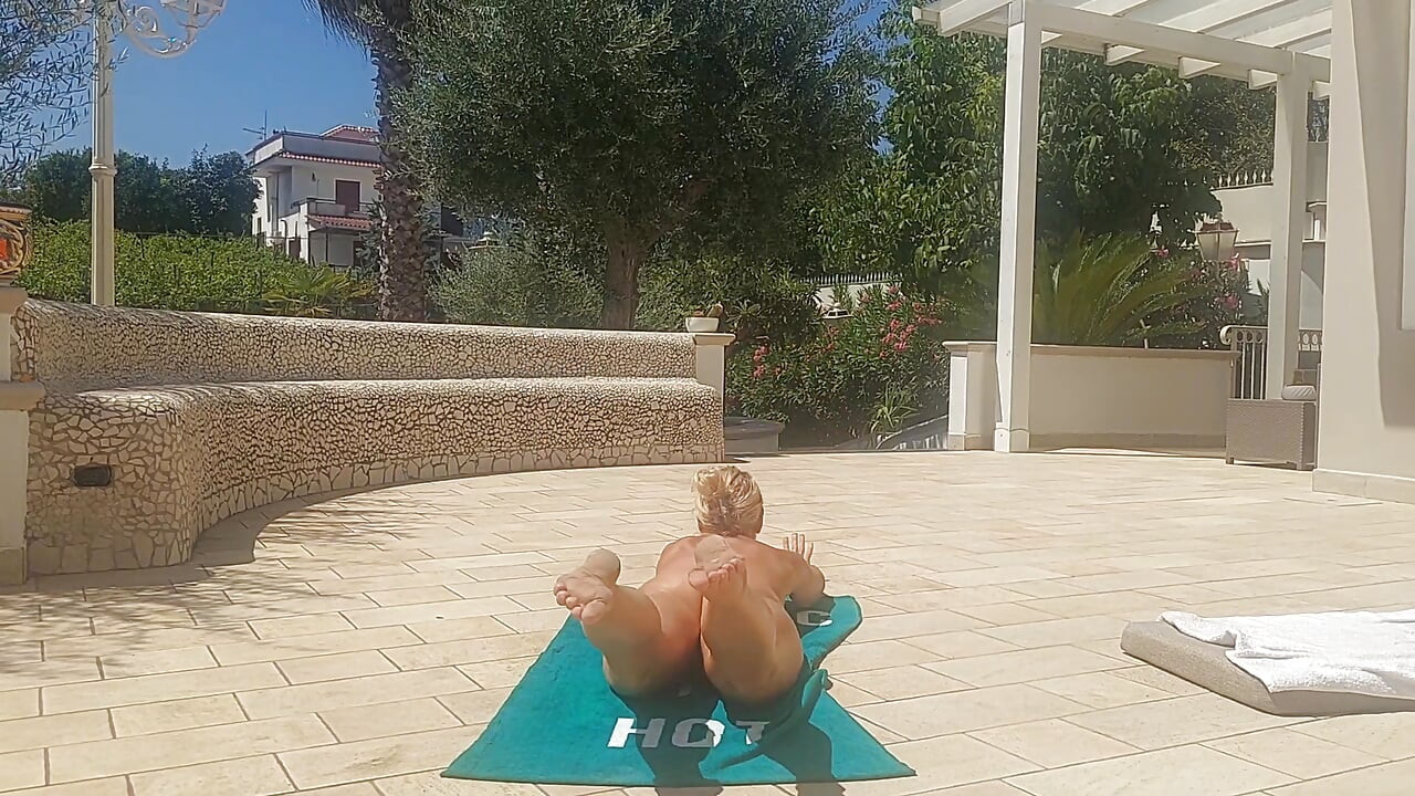 Selena's Nude Outdoor Pleasure