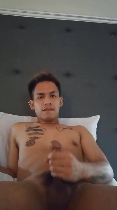 Сексуальний азіатський хлопець дрочить у готелі