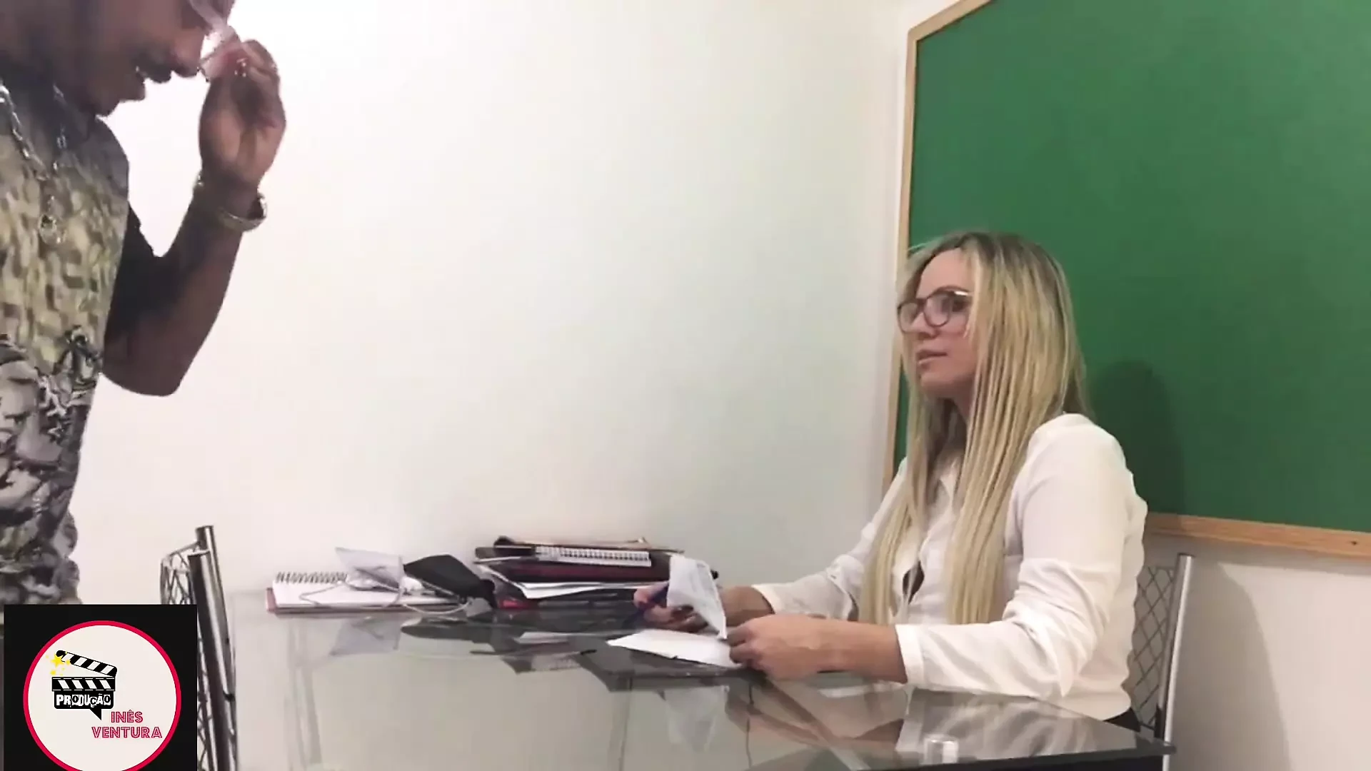 Fekete catra megbassza a tanárt az osztályteremben