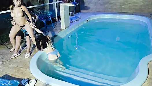 Kepergok lagi berbuat nakal! Dua cewek rambut cokelat kepergok masturbasi di kolam kondo