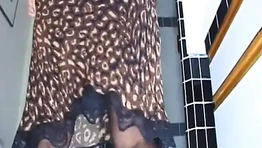 Зрелая милфа трахает пальцами ее текущую киску в безумии в нижнем белье