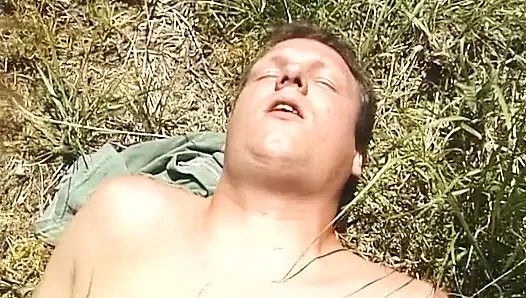 Orta yaşlı seksi kadın az önce arabasıyla çarptığı bir adamın arabasını alıyor