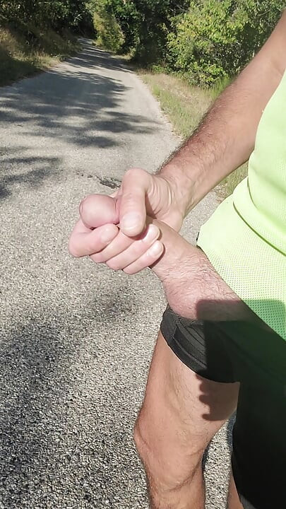 道の真ん中で手コキとザーメン。