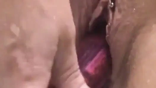 Amcığı pirsingli tam figürlü sarışın yapay penisle kendini sikmek için duşta oturuyor