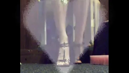 Cd mietje klaarkomen op voeten op sexy hoge hakken