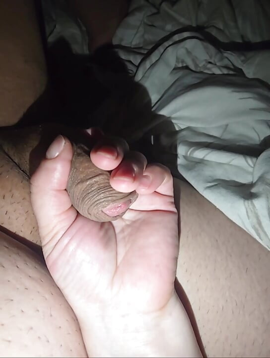 Step mom hand slip on step son injured big dick and handjob to cum