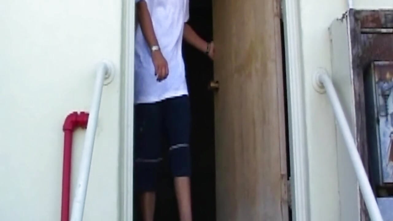 Sarışın orta yaşlı seksi kadın çatıda yarağa binerken fışkırtıyor