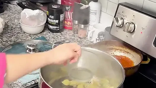 Ein großer Hintern für deinen gedemütigten kleinen Schwanz