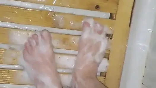 Duşta ayaklarımı sabunlarlar