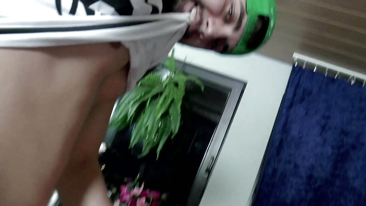 Une nana rousse percée se fait baiser la chatte par son baiseur