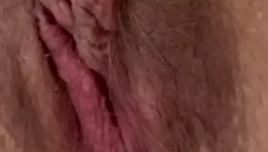 Je baise ma femme en pyjama. J’ai reniflé un trou poilu et je l’ai éjaculé dessus. Réel, une MILF mariée amateur dans une vidéo maison avec creampie à la chatte poilue