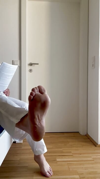 Assistente Médico Femboy se Sente Confortável com Você