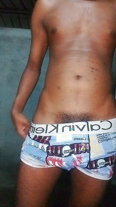 Chico desi masturbándose