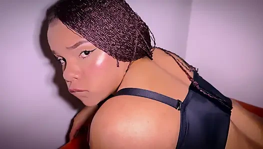 Junge brünette mit dicken titten, die ich auf Tinder getroffen habe, fickt mich in ihrem wohnzimmer!! Was für ein leckerer squirt!