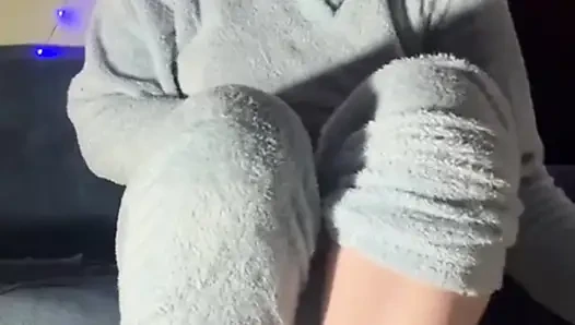 Cewek ini lagi asik muasin memeknya pakai kaus kaki sambil ngomong jorok - pov