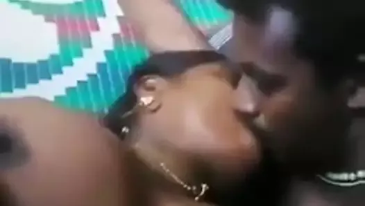 Un couple malayalam suce et s'embrasse à la maison