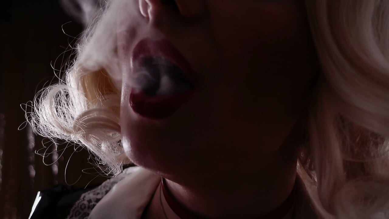 Sigara içme fetişi - hizmetçi orta yaşlı seksi kadın Arya Grander
