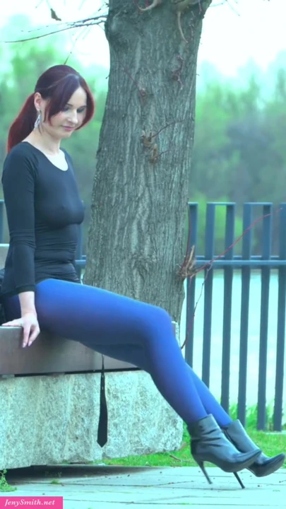 即使在她的衣服里，她也让我心动。完整视频仅在 JenySmith.net