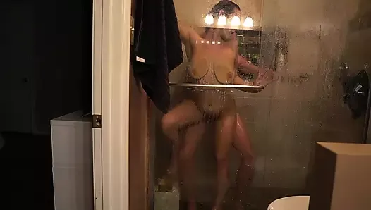 Elle mouille et se coquine sous la douche