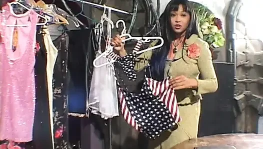 Moda butiğinin kızgın sahibi Mika Tan iş yerinde hiçbir şey yapmadığı için işçisine kızgın