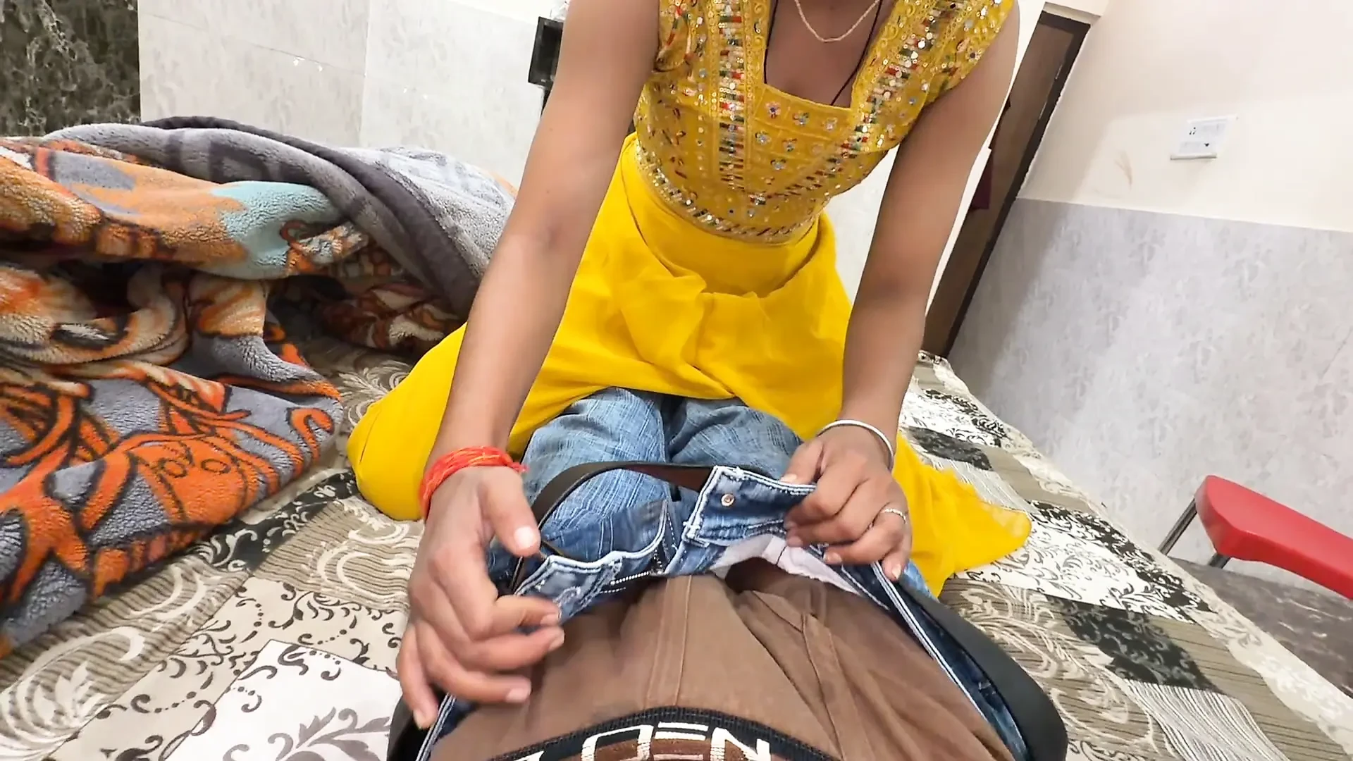 当继妹向继兄做了错误的手势时，继兄弟也没有留下机会，把放进去