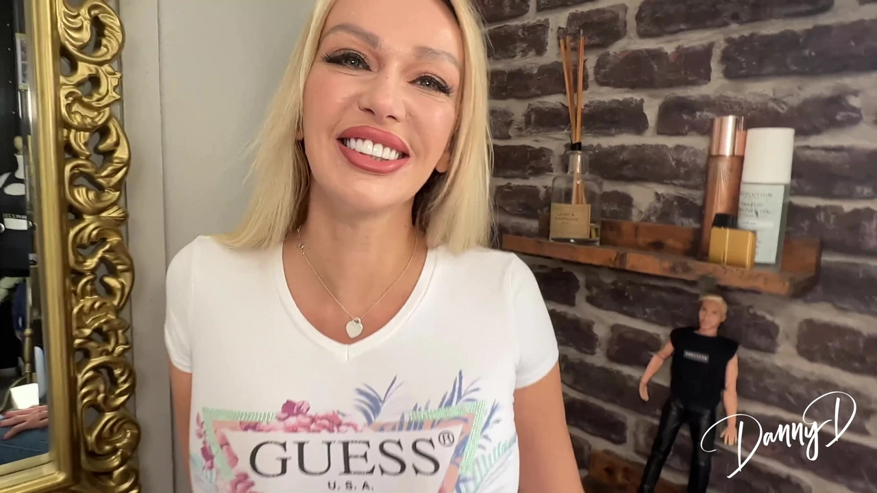 Orta yaşlı seksi kadın Amber Jane Danny D'nin büyük dölünü amına alıyor