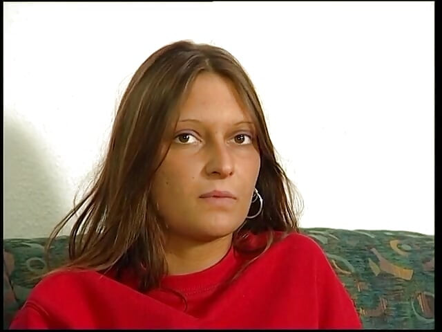 Tatuerad brunett tar av sig kläderna och visar het tatuerad kropp