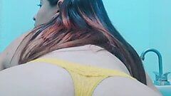 Sexy krásná smyslná mexická milfka dělá striptýzovou show