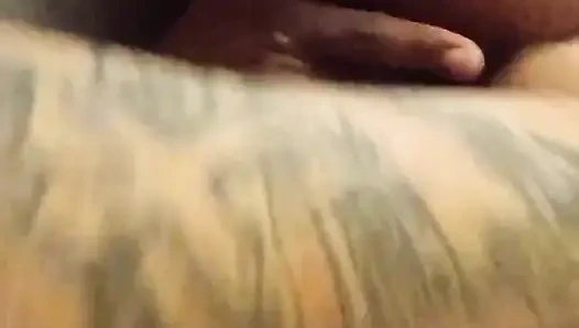 Zenci kız kocası tarafından parmaklanıyor ve her yere işemekten başka çaresi yokken götü ve amıyla oynuyor ve osuruyor