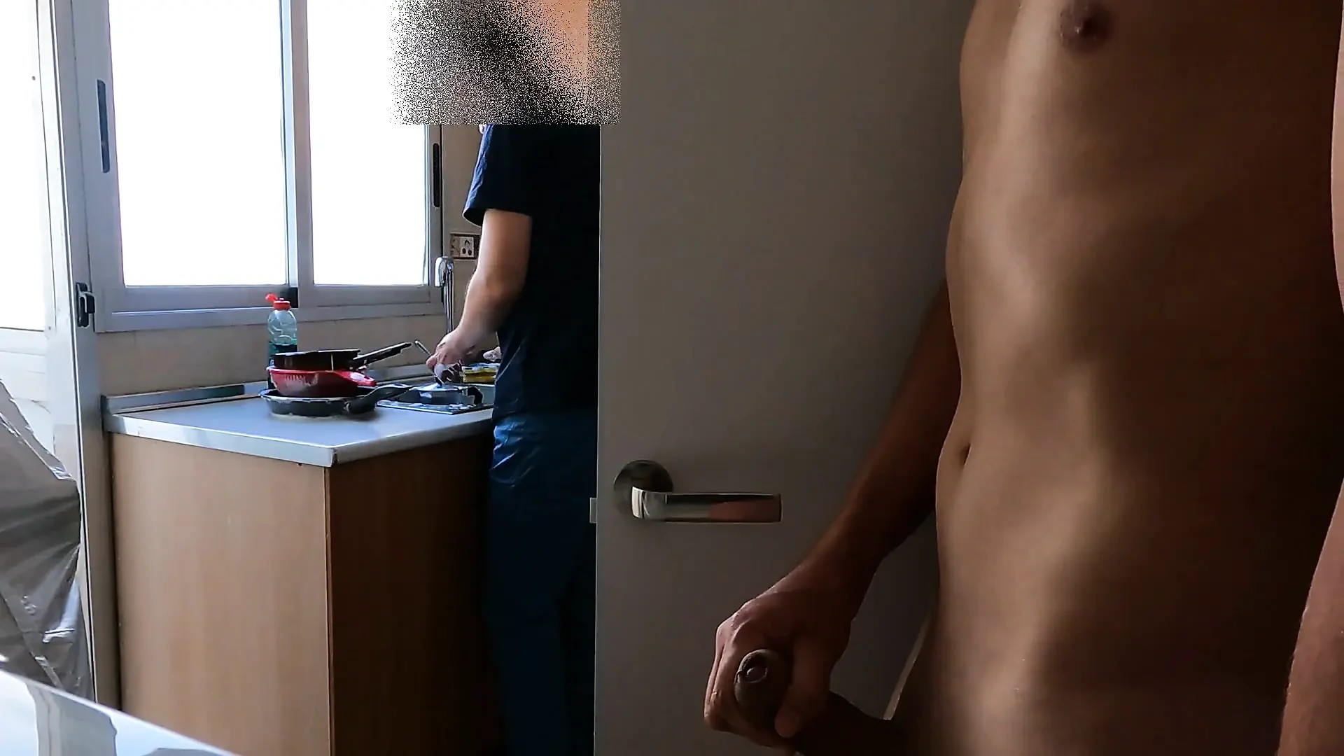 Je me masturbe en secret pendant qu’un coloc fait la vaisselle