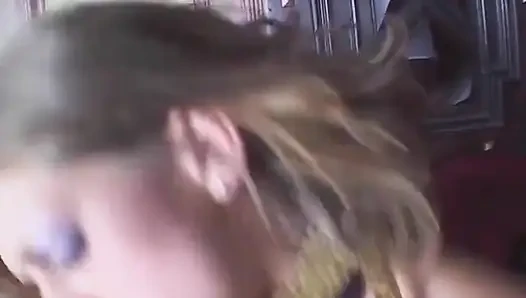 Birinci sınıf porno yıldızı bağlı ve sert sikiliyor